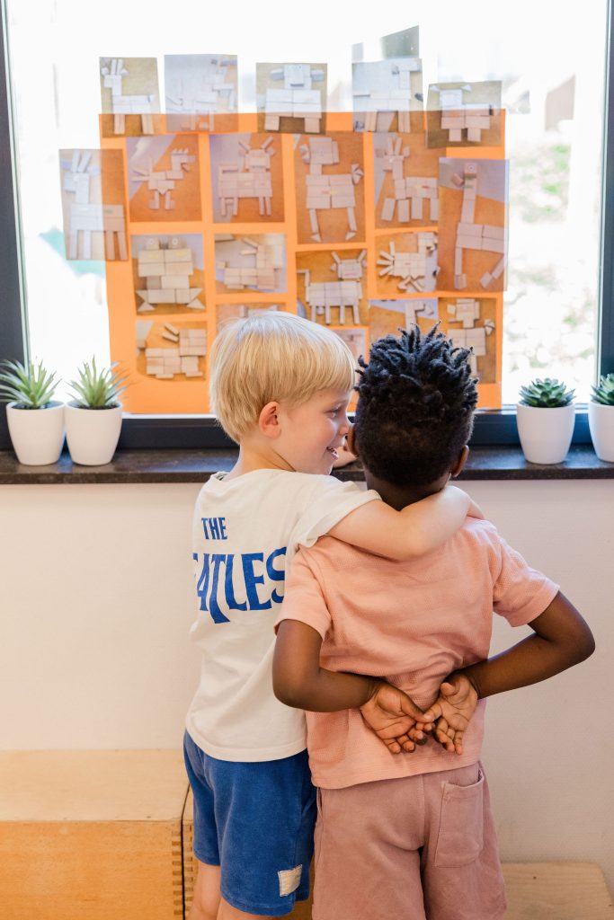 Kinderen omhelzen elkaar