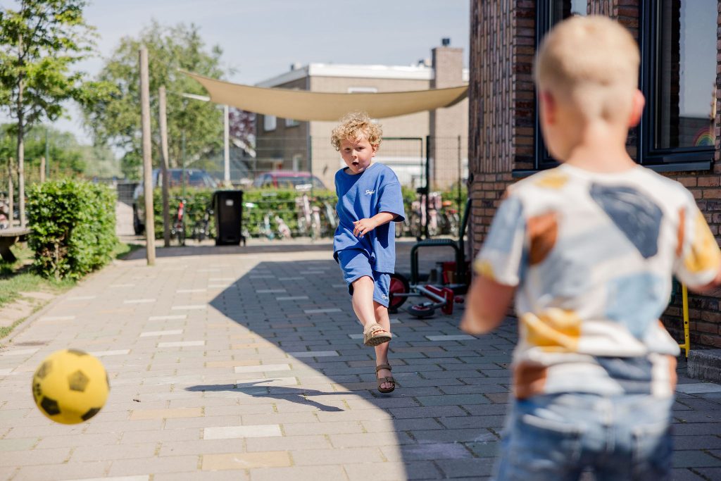 Jongens voetballen op school