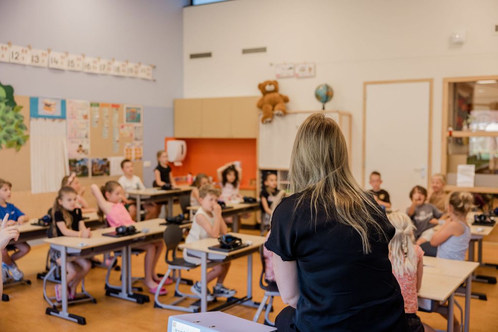 Leerkracht voor de klas bij De Weerklank
